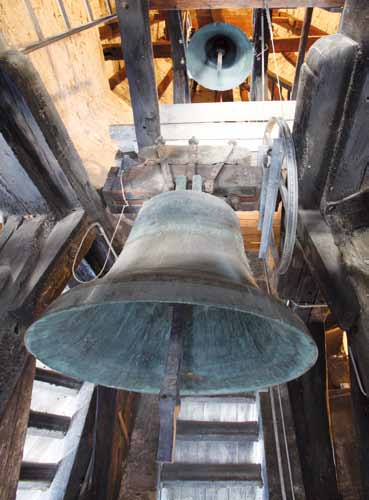Unser Stephansdom Ursprünglich befanden sich Glocken in allen vier Türmen des Domes. Die Katastrophe des 12.