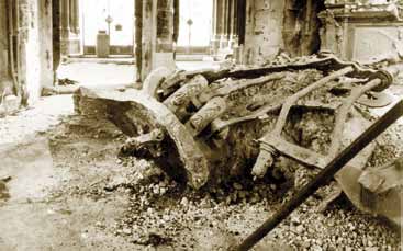 Unser Stephansdom Die Zerstörung der alten Pummerin 1945 In den letzten Wochen des Zweiten Weltkrieges, in der Nacht vom 11. auf den 12.