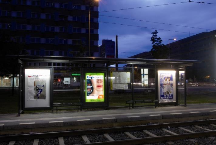 Wartehalle 49% der Berliner Fahrgäste fahren täglich mit Bus und Bahn. Die Wartezeiten werden intensiv genutzt, die Informationsplakate zu lesen.