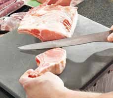 Frischfleisch Ebenfalls auf dem Grill wird frisches Fleisch zubereitet. Da ein offenes Feuer für eine schonende Zubereitung meist zu heiss ist, sollten Sie weniger «heikle» Fleischarten dafür nehmen.