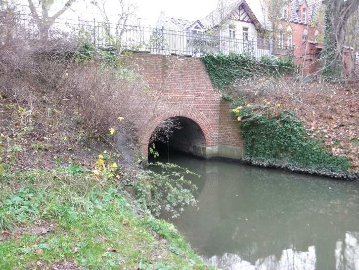 Bestandsfotos Brücke über den Stadtgraben Bild 8 von 9 Bild 7 von 9 - Errichtung im Jahre 1888 - Halbkreisförmiges Ziegelgewölbe, Natursteinfundament, Abdeckung teilweise aus Sandstein,