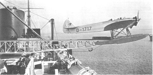 Das Postflugzeug HE 12 bei einem Versuchsstart vom Heinkel-Katapult K 2 von Bord des Schnelldampfers Bremen".