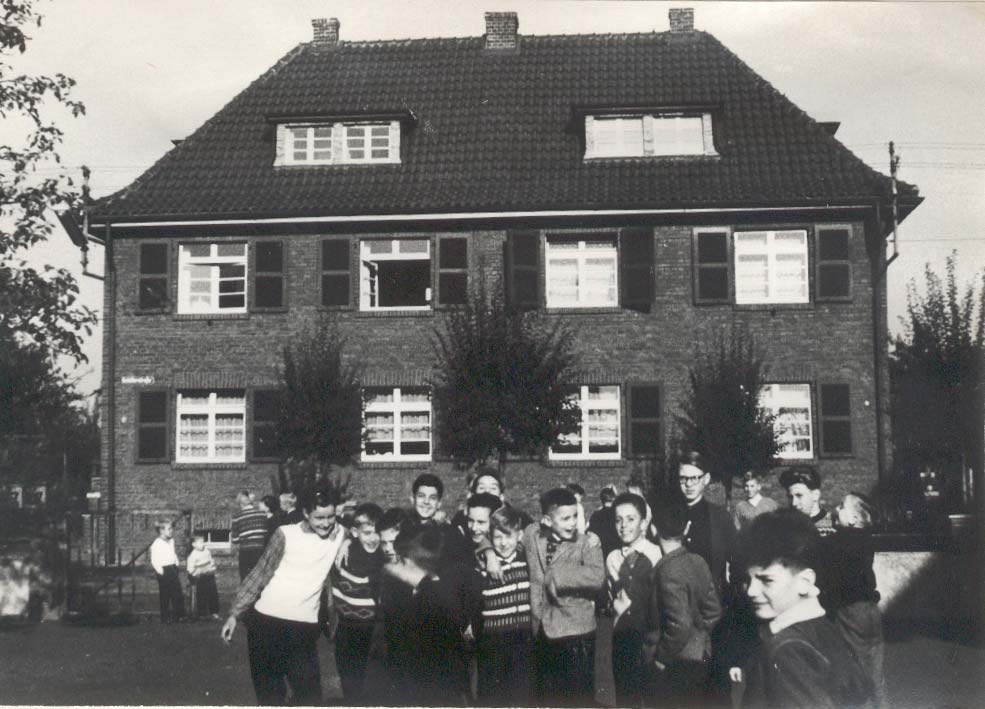 Personen und Institutionen Abb. 47 Lehrerwohnungen Behnke/Zaremba, Schillerstraße Im Zuge der Umsiedlung plante die Gemeinde einen Schulneubau an der Klosterstraße.