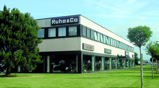 BRANCHE: HANDEL BAUSTOFFE Optimierte Abläufe durch Prozessanalyse und ERP Die Firma Ruhe & Co. ist ein 1927 gegründetes Großhandels-Unternehmen für Bodenbeläge und Tapeten in Göttingen.