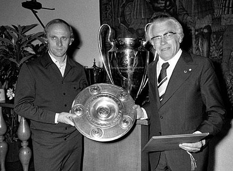 Wilhelm Neudecker Mit den Pokalen der Saison 1973/74 05.