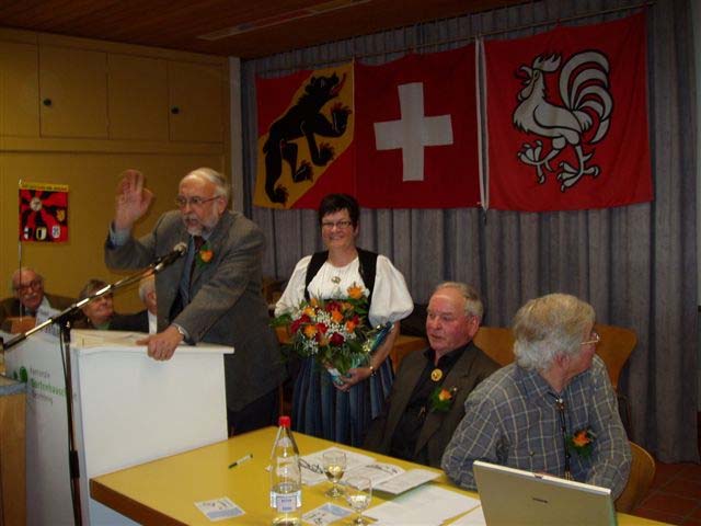 Werner Salzmann gratuliert den neu ernannten