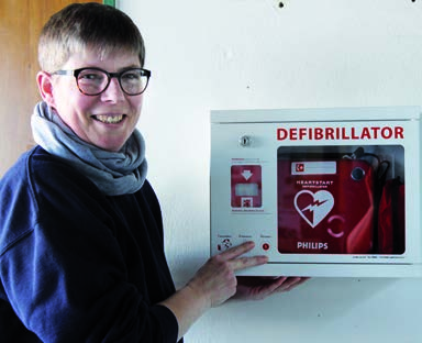 0. März 2016 Neustart für das Herz - Im Notfall zählt jede Minute Jetzt ist ein Defibrillator auch in der Hans-Heinrich-Sievert-Halle Susanne Ehlers, Hallenwartin, freut sich sehr über das Leben