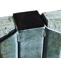 Fertigteilzaun Fertigteilzaun Die Errichtung von Maschengitterzäunen erfordert Fundamente für die Zaunsäulen und Sockelmauern für den dichten Abschluss der Umzäunung.