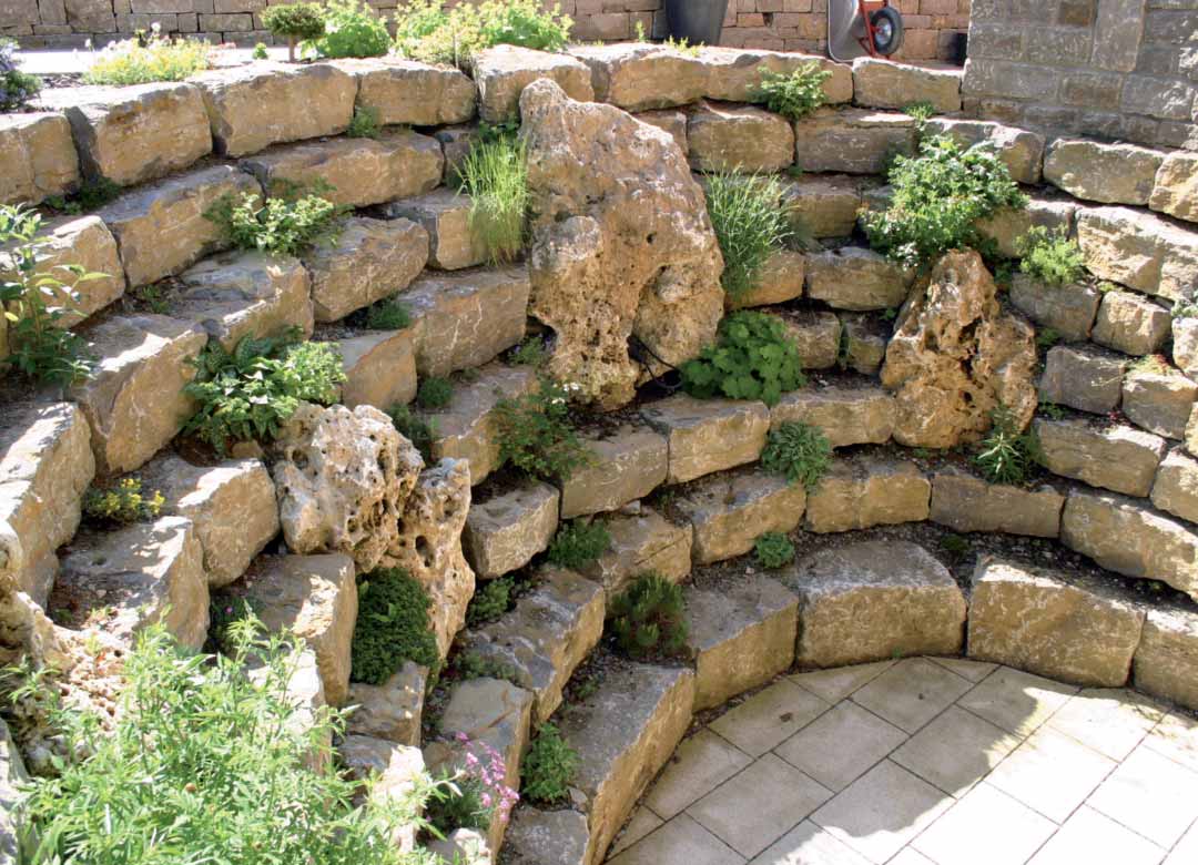 Zugsteine Muschelkalk Trockenmauern bereichern Ihren Garten sowohl optisch als auch ökologisch.