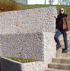 Vielseitige Gartengestaltung Sockelmauer und Sichtschutzwand, harmonisch kombiniert mit Naturstein-Fliesen Mauer mit Blumentrog Dekorativer Wind- und Sichtschutz Mauern In jeder