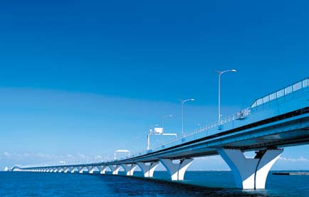 WÄRMEGEDÄMMTE LEITUNGEN Für Brückenleitungen werden wärmegedämmte Gussrohre (WKG-Rohre) mit längskraftschlüssigen Steckmuffen-Verbindungen eingesetzt.