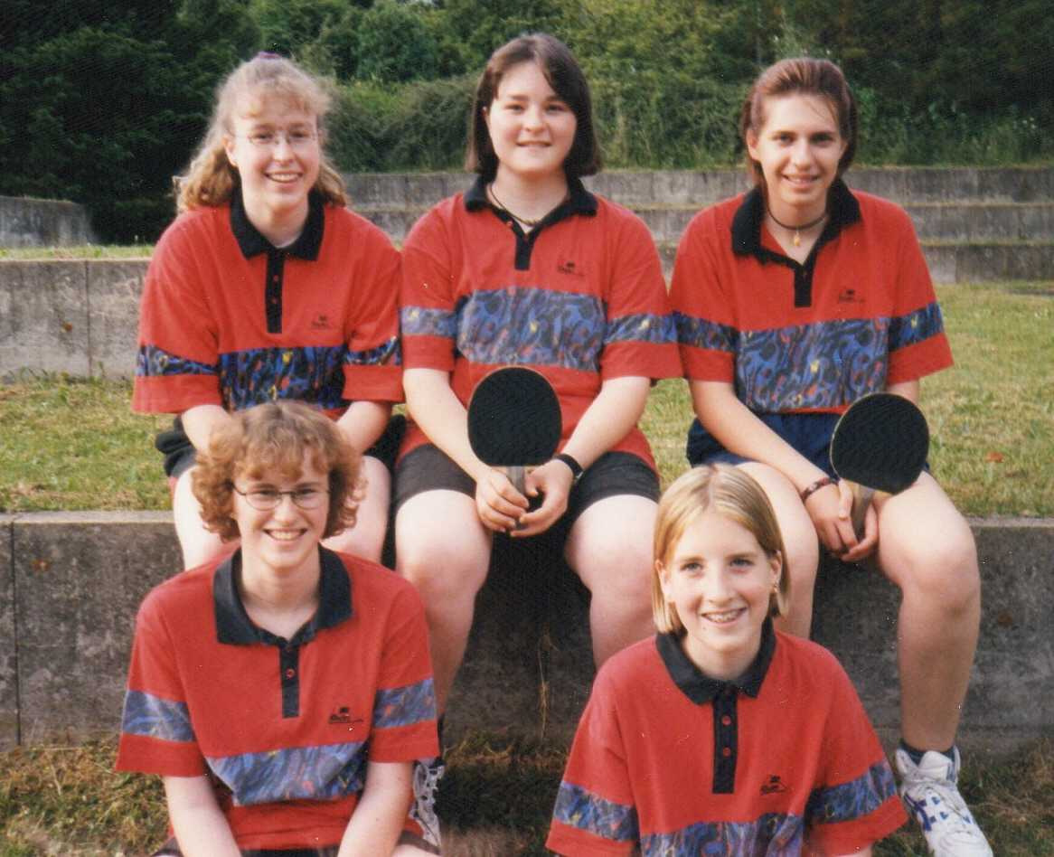 1997: Die Mädchen werden Meister der Bezirksklasse und steigen in die Landesliga auf und die zweite Jugendmannschaft sichert sich den Meistertitel der Kreisklasse A. h.v.l. Simone Bacher, Katrin Mayer, Sonja Proksch (geb.
