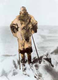 110 Amundsen unterwegs auf Skiern im ewigen Eis mit zwei Flugbooten zu erreichen. Nach einer Bruchlandung auf dem Eis muss Amundsen das Unternehmen allerdings abbrechen.
