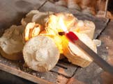Richtiges Anheizen: Eine Schritt-für-Schritt-Anleitung Den Ofenraum von Asche säubern. Luft- und Drosselklappen ganz öffnen. Das Holz locker in den Brennraum schlichten.