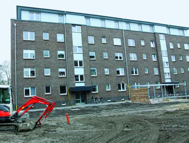 BAUT Kasseler Straße: Erste Wohnungen im Mai vermietet Kasseler Straße 39 49: Es werden die Außenanlagen umgestaltet, die Feuerwehrüberfahrten angelegt.