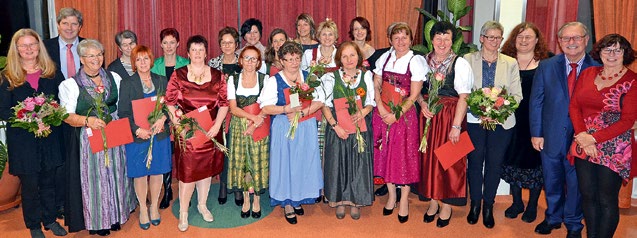 Nr. 2 Dezember 2014 EHRUNGEN & JUBILÄEN 27 Hospiz-Team Fürstenfeld feierte die engagierten und erfolgreichen Absolventinnen des Ausbildungskurses Eines der höchsten ehrenamtlichen Engagements Im