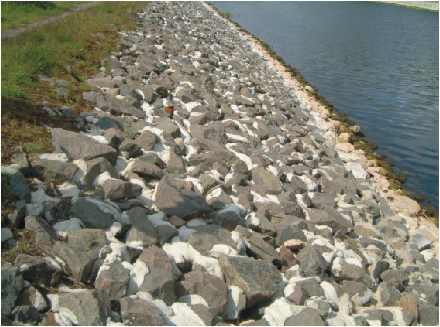 Deckwerke als Ufersicherung Vergossene Steinschüttung am Silokanal Lose Steinschüttung am