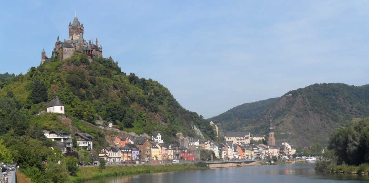 20. Aug. Wir bleiben. Am späteren Vormittag übersetzen wir mit der Fähre "Liesl" den Rhein und besichtigen die schöne Stadt.