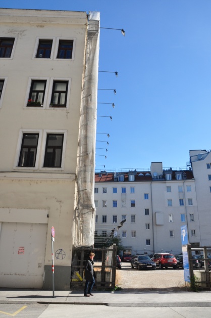 BAUPLATZANALYSE Bauanschlüsse Herminengasse: lange (~38m) Brandschutzmauer, Wohngebäude