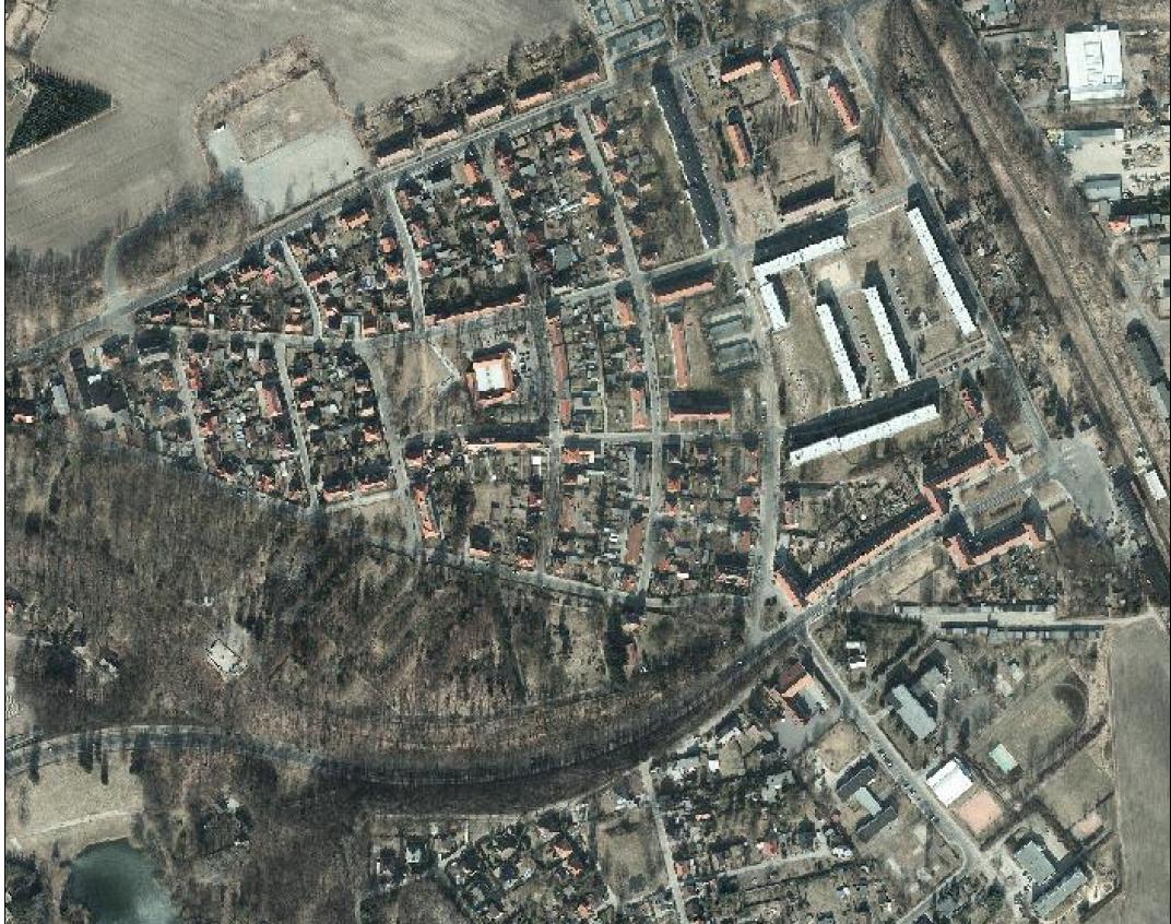 Eigenheimsiedlung mit individuellen Versorgungslösungen Geschosswohnungsbau mit Gasheizungen Bahnhof Einkaufszentrum
