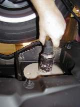 NL emonteer de onderste schokdemperbevestiging. Maak het steuntje van de ABS kabel aan de draagarm los. Hef de auto uit de veren en verwijder de hoofdveer met veerschotel.