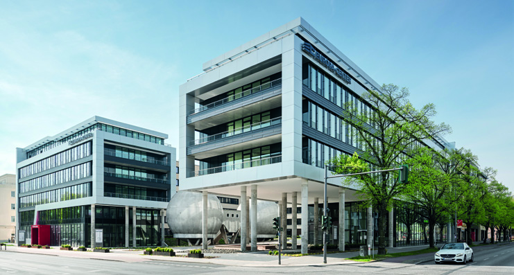 1 EUROPA-CENTER Adlerduo Ausdrucksvoll sind die unter Denkmalschutz stehenden thermokonstanten Kugellabore im grünen Innenhof des EUROPA-CENTER Adlershof integriert.