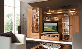 Die Zusammenstellung der verschiedenen Einzelmöbel zu einer Wohn-/TV-Kombination verschafft dem Möbel einen leichten und modernen Auftritt.