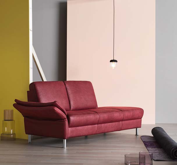 Was für ein Sofa: Mehr als nur ein Ort des Platzwechsels sondern viel mehr eine moderne Ruheinsel. Und dank des schönen Lederbezugs auch gleich von allen Seiten perfekt anzuschauen.