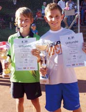 Oktober 2012 Blickpunkt Vereine 25 Tennis-Kids sehr erfolgreich Am 15. Juli fanden in Graz (Center Court / St. Peter) die Wilson- Turniere statt. Auch unsere Tennisjugend war dort vertreten.