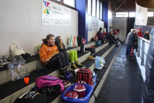 Schlittschuhlaufen. Wasser auf eine etwas andere Art, genossen einige Kinder der DLRG Freudenberg am Sonntag den 12.01.2014 in der Eishalle in Wiehl.