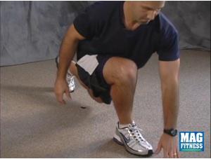 8) Lunge with Touchdown: Die Füße stehen parallel nebeneinander. Machen Sie mit dem linken Fuß einen Schritt nach vorn, während Sie mit der rechten Hand den Boden berühren (siehe unten rechts).