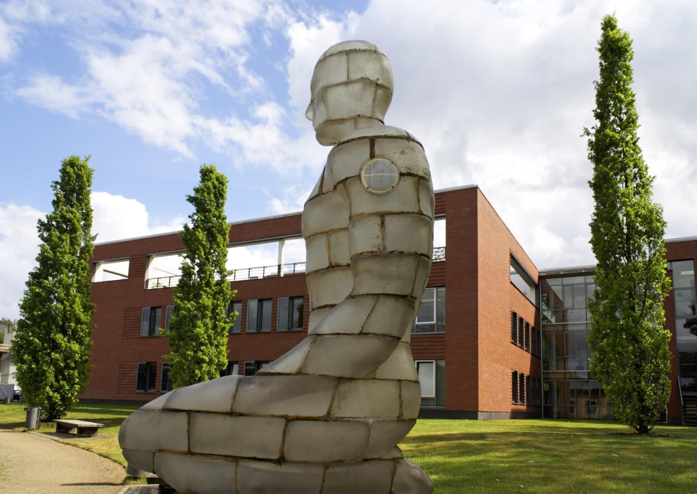 Hasso-Plattner-Institut für Softwaresystemtechnik 1998 gegründet Deutschlands einziges vollständig privat finanziertes Uni-Institut >