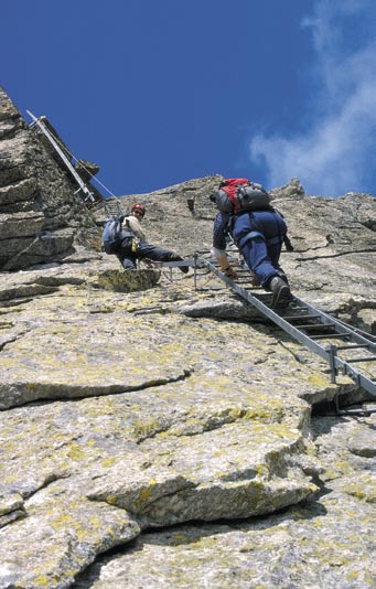 TOURENTIPP Über Leitern erreicht man den Sonnigpass, 3147 m. Tritt für Tritt, Griff für Griff der Sonnigpass ist nicht mehr weit.