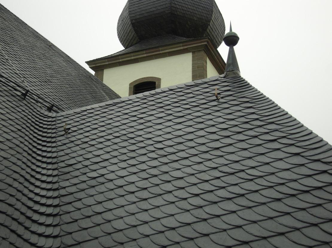 Geschlossene Deckung Die altdeutsche Deckung erfordert vom ausführenden Dachdecker ein Höchstmaß an handwerklicher Fertigkeit.