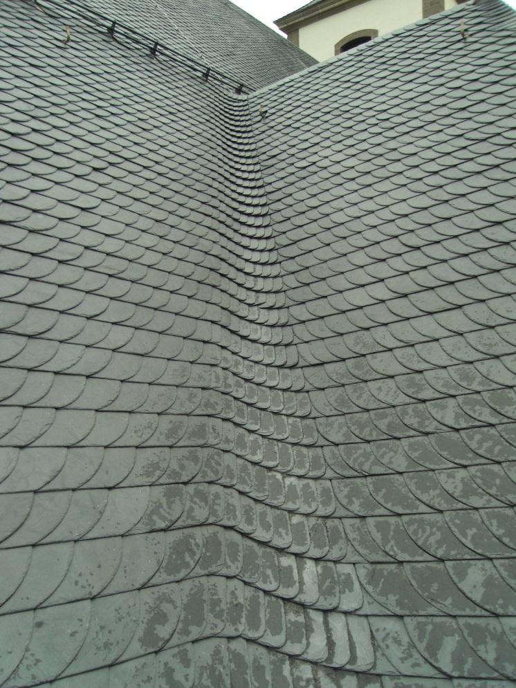Dachdetail Hauptkehle Ab einer Kehlsparrenneigung von 30 Grad (ca. 10 Grad niedriger als die Dachneigung) kann die Hauptkehle als rechte oder linke eingebundene Kehle gedeckt werden.