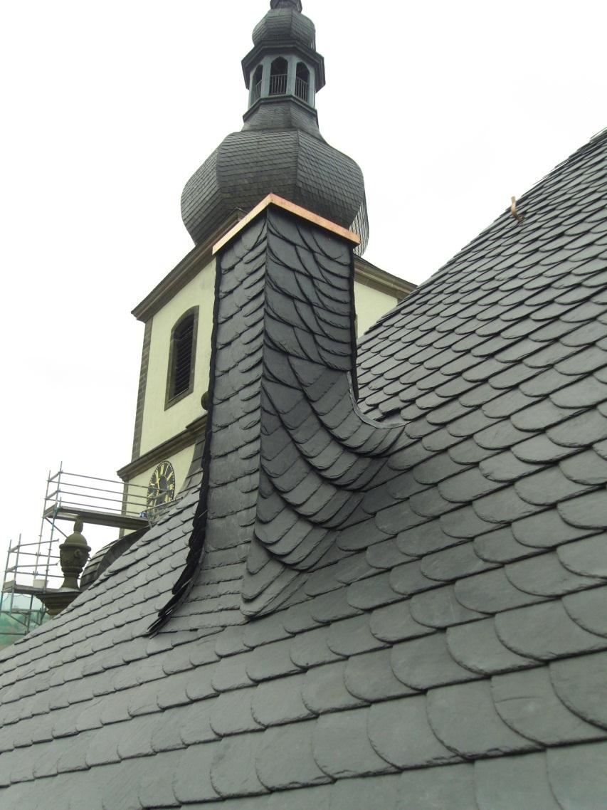Dachdetail eingehende Wangenkehle Der Anschluss der Dachfläche an ein aufgehendes Bauteil erfolgt mit einer Wangenkehle.