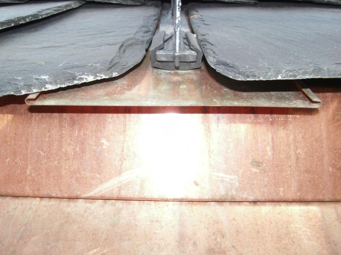 Dachdetail Einbauteile Einbauteile wie z.b. Dachhaken, Stützen o.ä. sind unter der Verwendung von ausreichend breiten Blechen einzudecken.