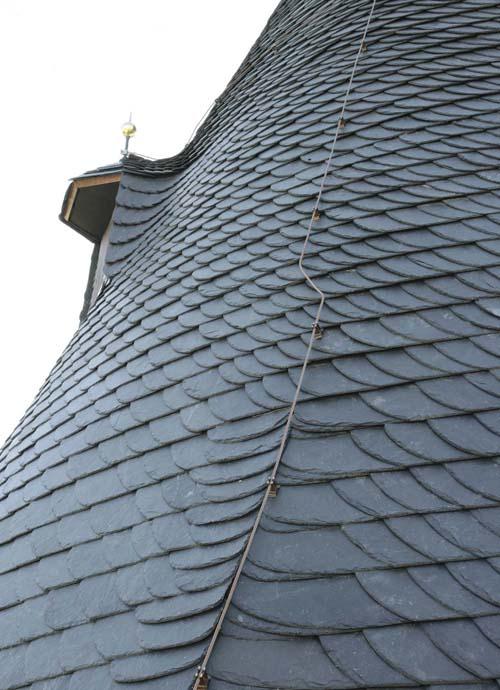 Dachdetail Kegeltürme Bei Kegeldächern sollten die Bretter auf horizontalen Ringsparren senkrecht zur Traufe angebracht werden.