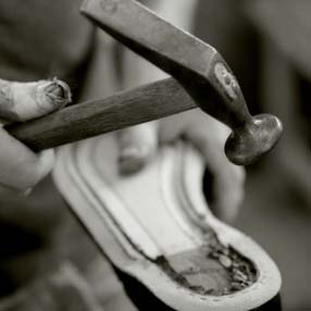 die machart. Die Machart als weiteres Qualitätsmerkmal eines Schuhs be zeichnet die Bauweise der Schuhe, also die Verbindung von Schaft und Boden.