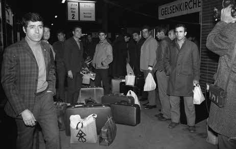 verändert hat und durch kulturelle Vielfalt geprägt ist. [Abb.: Ankunft tunesischer Bergarbeiter am Hauptbahnhof Gelsenkirchen, Dez.