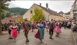 MICHAELIKIRTAG Viele Gäste ließen sich trotz des kühlen Wetters von einem Besuch des traditionellen Michaelikirtages in Schönbach nicht abhalten. Die Besucher erwartete nach der Hl.