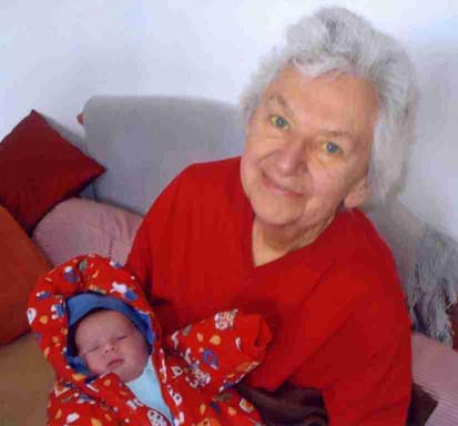 16 NACHRUF: Margot Dehmel Margot Dehmel (links ein Bild aus dem März 2008 mit der kurz zuvor geborenen Enkelin Josepha auf den Armen) war in der Ostergemeinde und weit darüber hinaus eine geschätzte