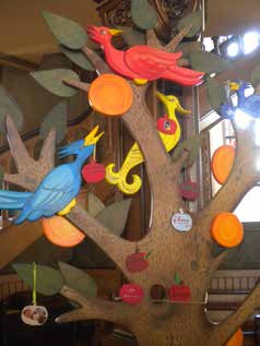 kirchenzeitung Evangelische Kirchengemeinde Pfungstadt Nr. 46 / Sommer 2014 Erste Früchte In der Osternacht bekam der Baum, der schon seit einiger Zeit in der Kirche steht, seine ersten Früchte.
