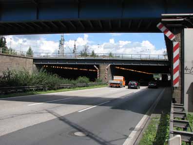 Und für zwei Sekunden wird es dunkler von Andreas Kurz, Autobahnpolizei Der Autobahntunnel Hagen- Vorhalle hat hohe Sicherheitsanforderungen.