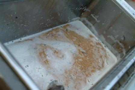 3.4 Maischen Das geschrotete Malz wird zusammen mit dem Brauwasser (Hauptguss) in der Pfanne eingemaischt und erwärmt.