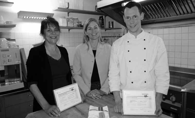 Schwerpunkt: Mittagstisch und Kochen 17 Claudia Uebersax und Stephan Männel mit Ksenija Zabiello (Mitte).