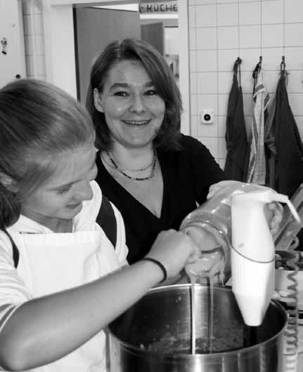 6 Schwerpunkt: Mittagstisch und Kochen Handlungsorientiertes Lernen Über den Kochunterricht an der Steinerschule Basel. In dem grossen Topf: Pikante Tomatensauce für 80 Gäste!