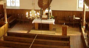Empore und Kirchengestühl zeugen von dem Versuch, in einem länglichen Kirchenschiff die Gemeinde um den Altar zu versammeln; Altäre standen üblicherweise an heiligen Orten, oft schon aus