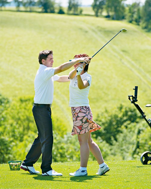 Die Akademie Hier kommt Schwung in den Schwung Golfunterricht ist Vertrauenssache. Auf der Golfanlage finden Sie garantiert den Golflehrer, der zu Ihnen passt und Ihnen weiterhilft.