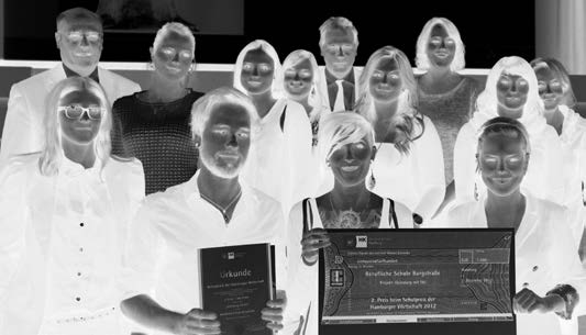 Aus den Schulen Hamburgs Beste auch bundesweit erfolgreich 13 Hamburger Auszubildende als Deutschlands beste Absolventen 2012 ausgezeichnet Foto: DIHK Bei der 7.